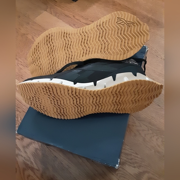 New Reebok Running Shoe Womens 9.5 Black and Animal Print - Picture 3 of 4